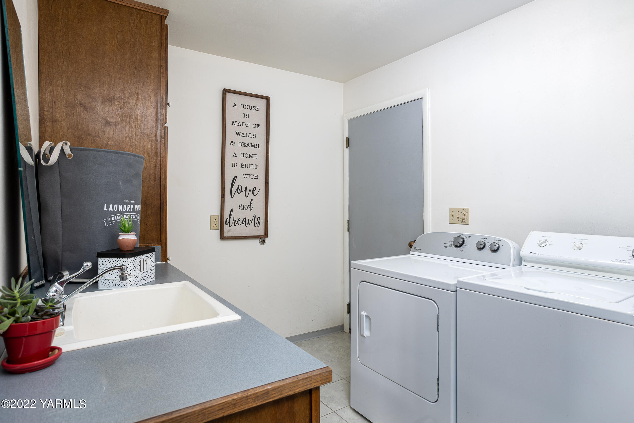 2450 Cook Road Yakima, WA 98908 - Photo 23 of 52 a view of bathroom