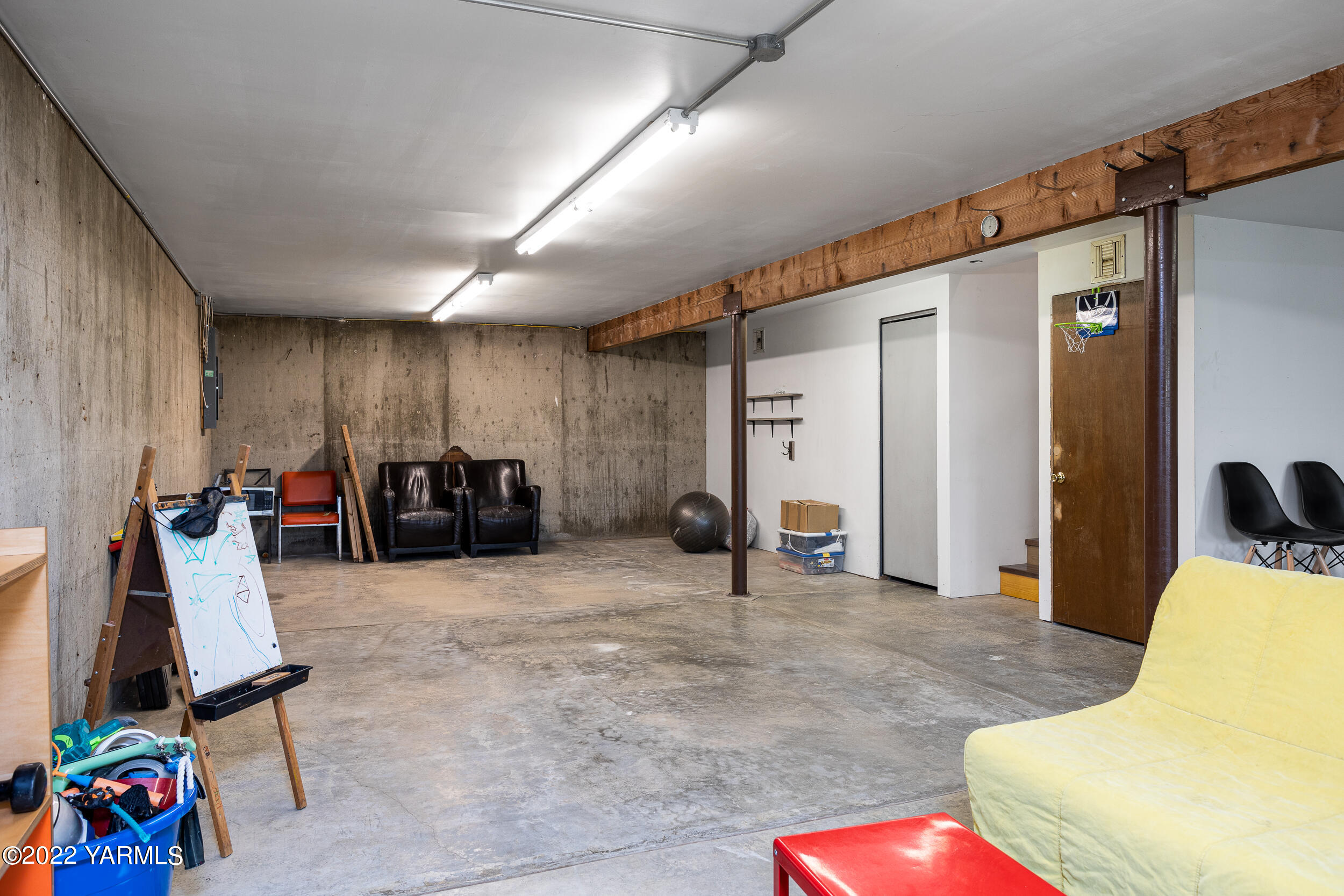 2450 Cook Road Yakima, WA 98908 - Photo 27 of 52 a view of a livingroom with furniture and toys