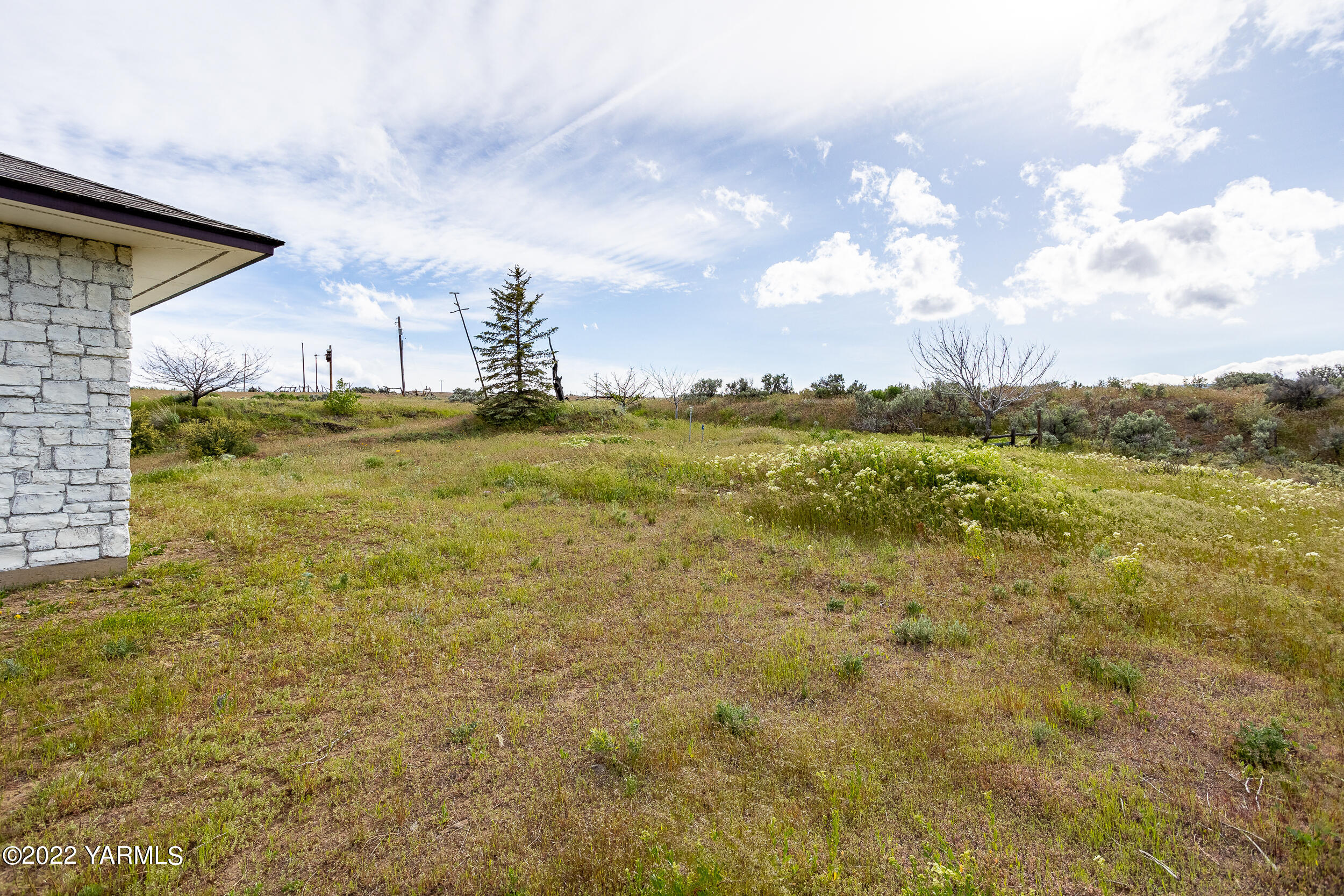2450 Cook Road Yakima, WA 98908 - Photo 29 of 52 a view of a sky from a yard