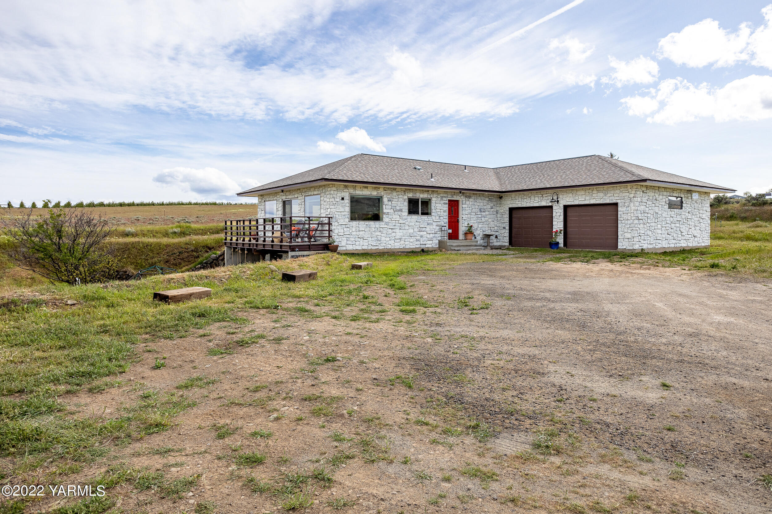 2450 Cook Road Yakima, WA 98908 - Photo 3 of 52 a house view with a garden space
