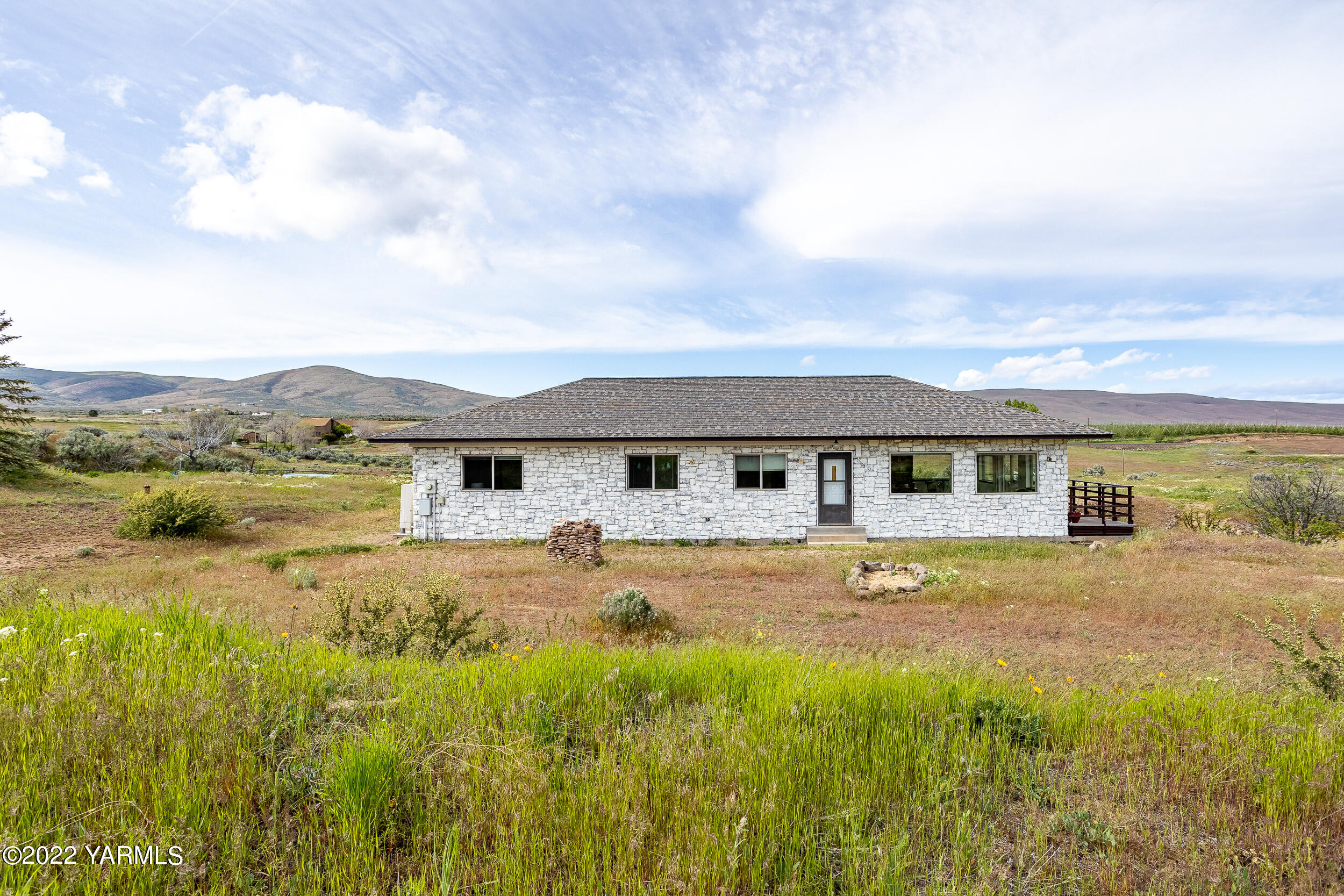 2450 Cook Road Yakima, WA 98908 - Photo 33 of 52 a front view of house with yard and trees