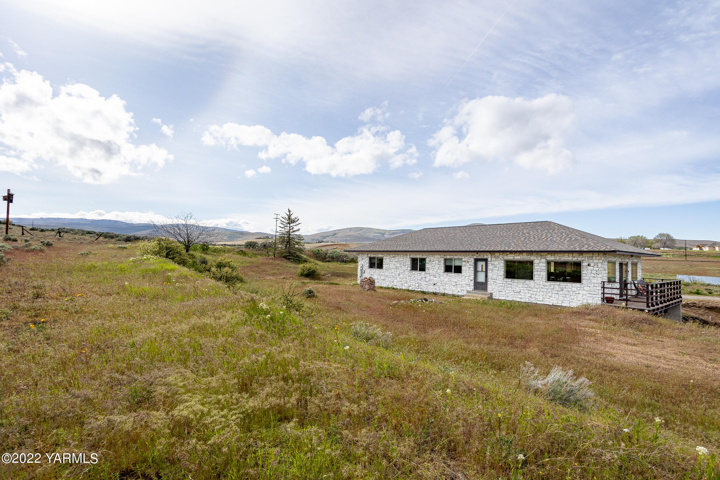 2450 Cook Road Yakima, WA 98908 - Photo 34 of 52 a view of residential houses with yard and ocean view