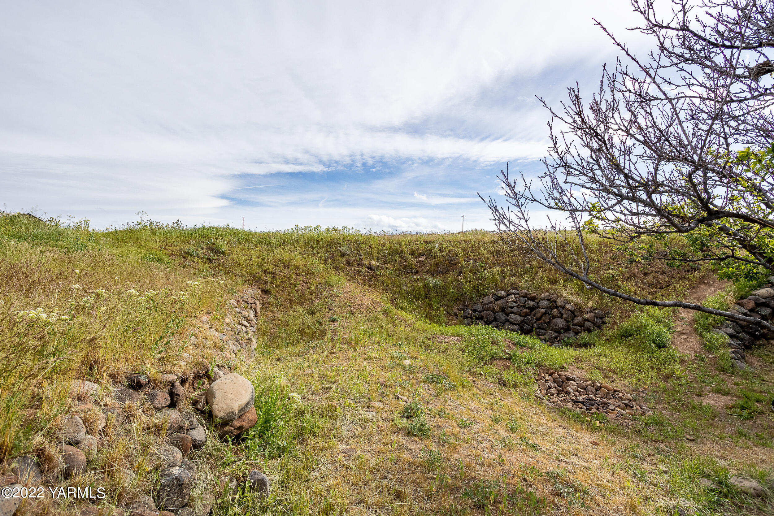 2450 Cook Road Yakima, WA 98908 - Photo 39 of 52 a view of a yard with an ocean