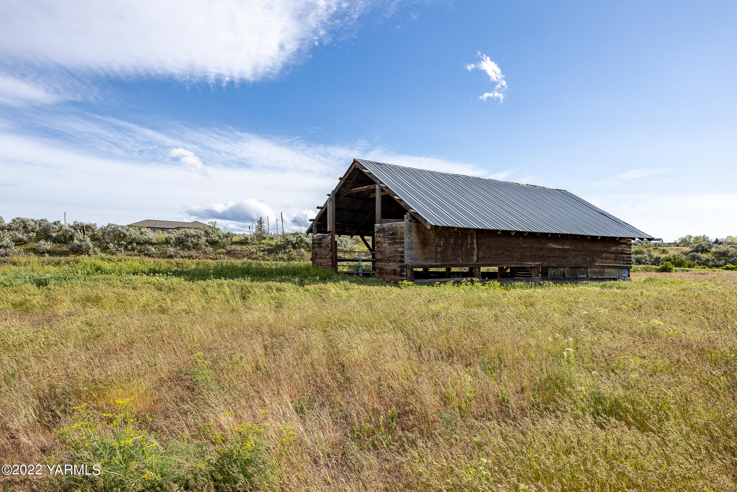 2450 Cook Road Yakima, WA 98908 - Photo 40 of 52 a front view of a house with a yard