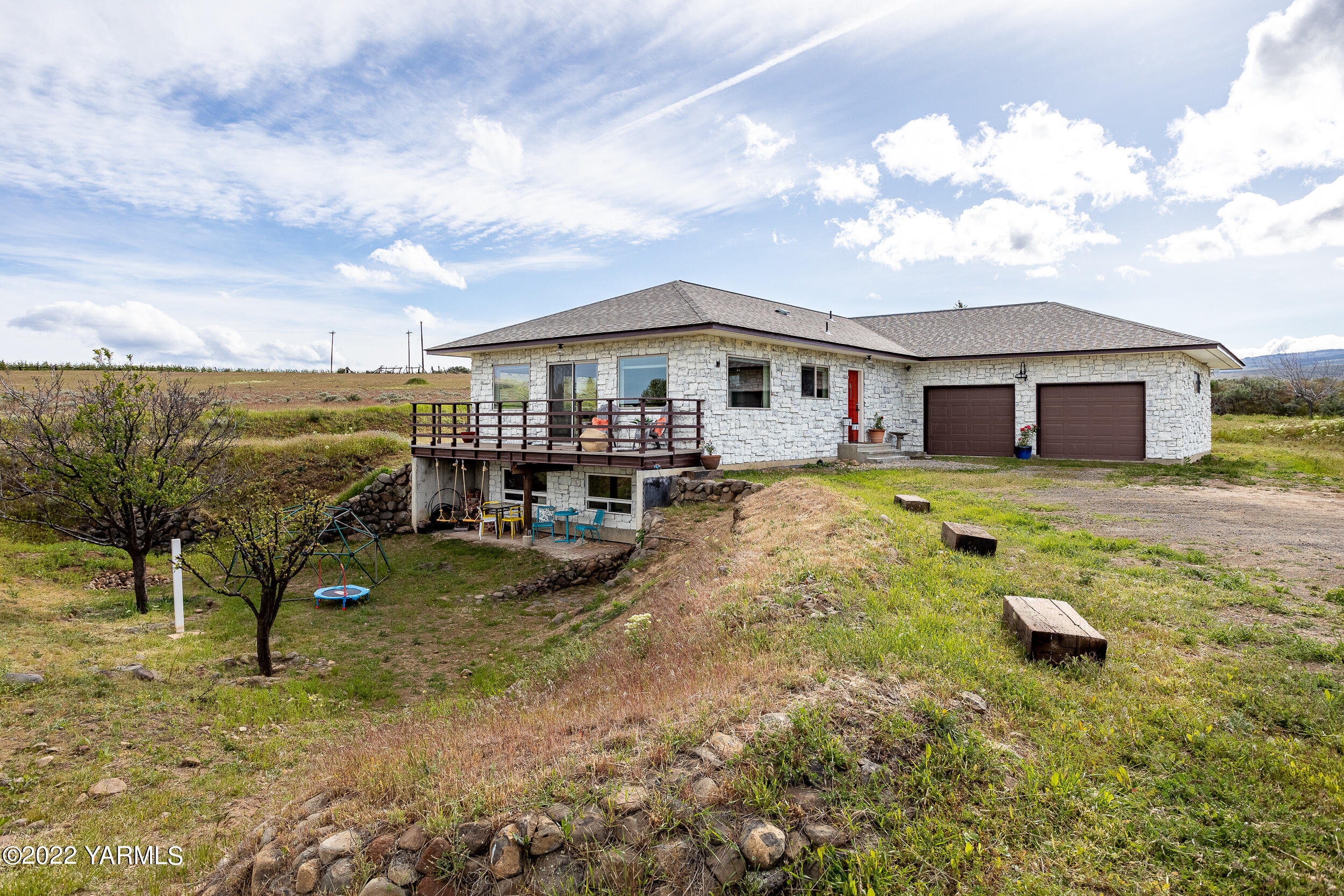 2450 Cook Road Yakima, WA 98908 - Photo 4 of 52 a view of a house with swimming pool and sitting area