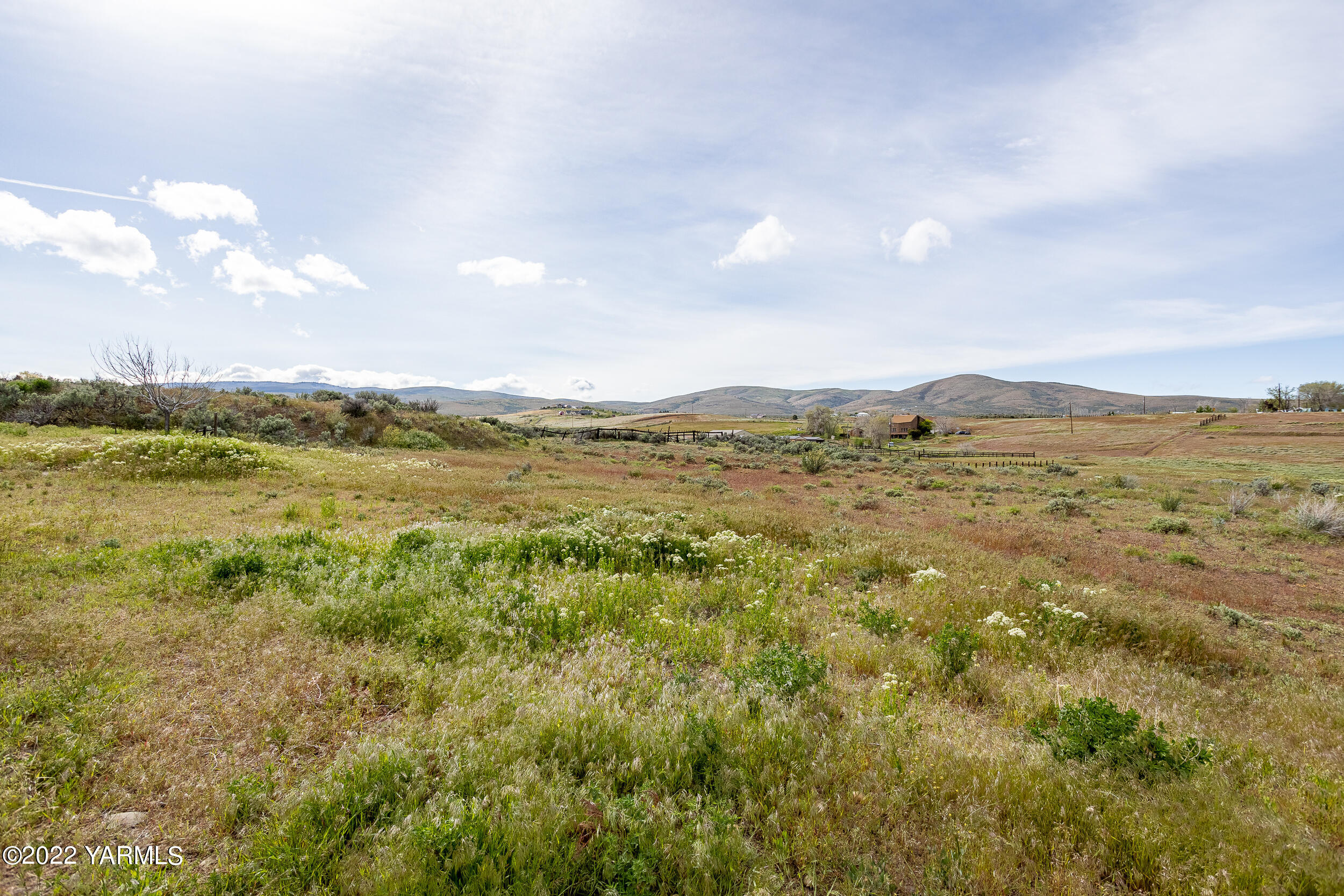 2450 Cook Road Yakima, WA 98908 - Photo 42 of 52 a view of an ocean and beach