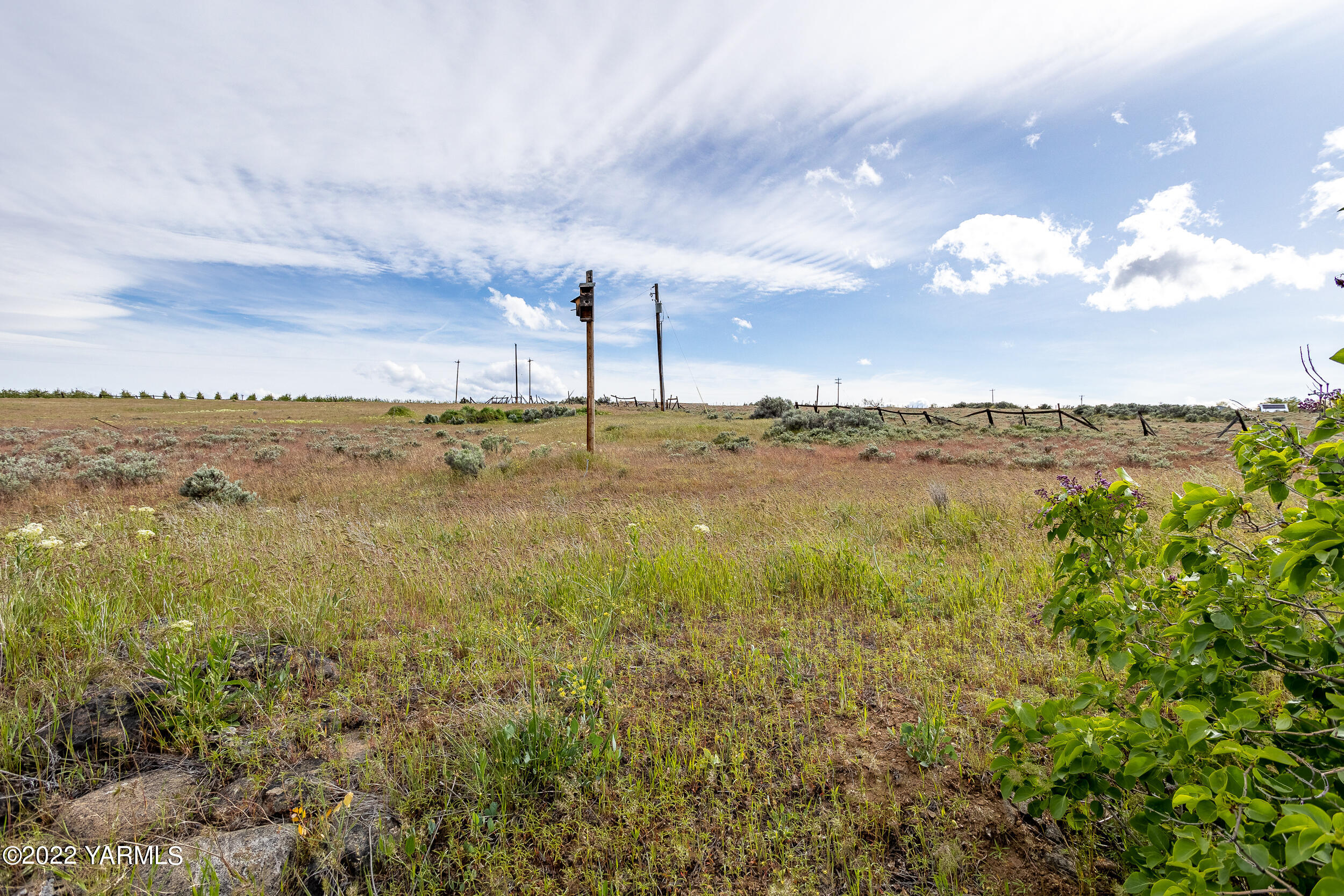 2450 Cook Road Yakima, WA 98908 - Photo 44 of 52 a view of an ocean and beach