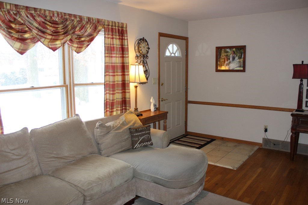 5786 Dailey Road New Franklin, OH 44319 - Photo 14 of 33 Light & bright living room*