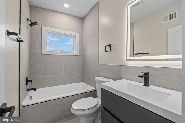 $2,800 | 3517 14th Street Northwest, Unit 301, Washington, DC 20010