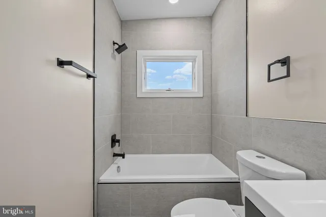 $2,800 | 3517 14th Street Northwest, Unit 301, Washington, DC 20010