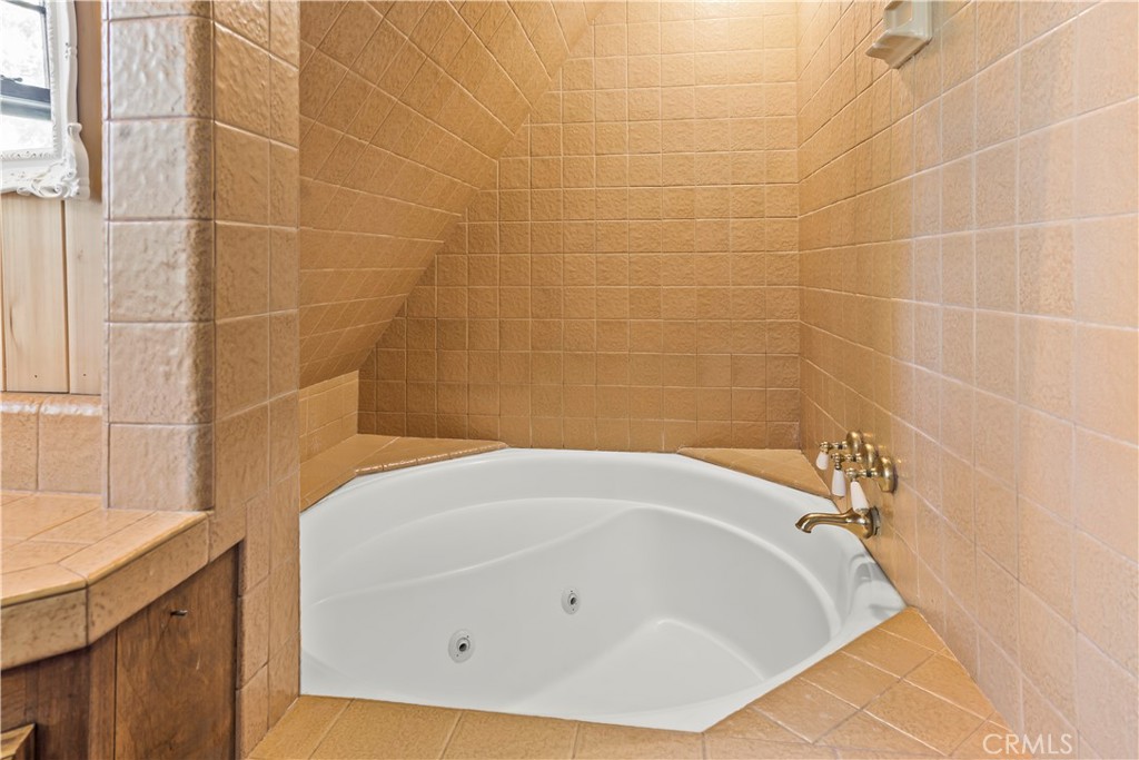 26638 Lake Forest Drive Twin Peaks, CA 92391 - Photo 59 of 72 a bathroom with a bathtub