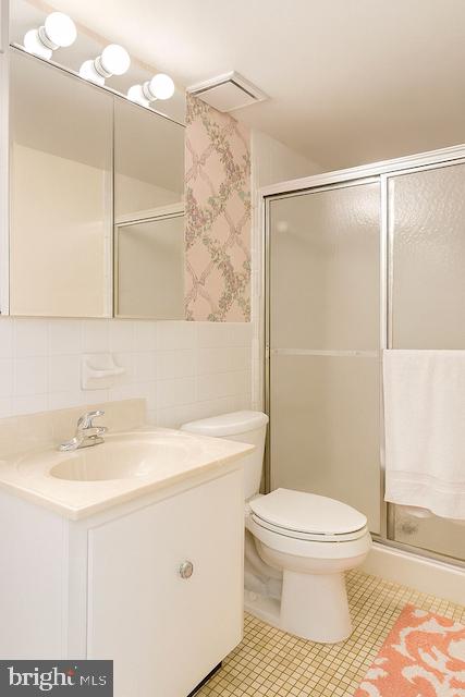3204 Delaire Landing Road, Unit 3204 Philadelphia, PA 19114 - Photo 2 of 8 a bathroom with a sink toilet and shower