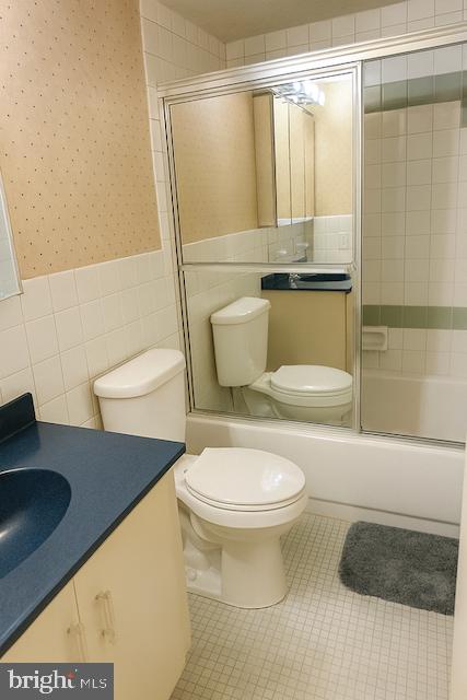 3204 Delaire Landing Road, Unit 3204 Philadelphia, PA 19114 - Photo 3 of 8 a bathroom with a toilet and a shower
