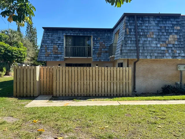 a view of a backyard