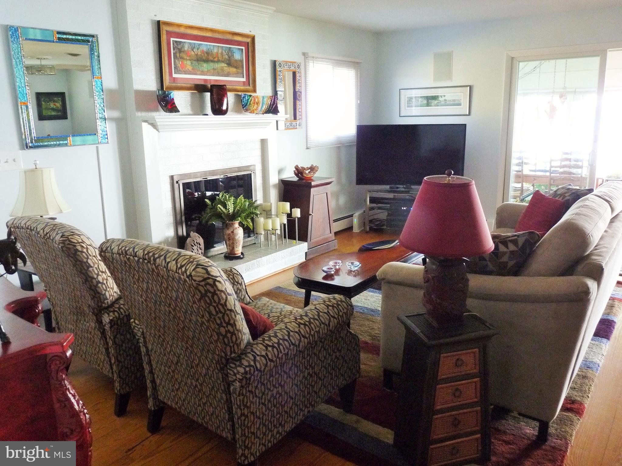102 Point Road Stevensville, MD 21666 - Photo 19 of 41 Comfy living room