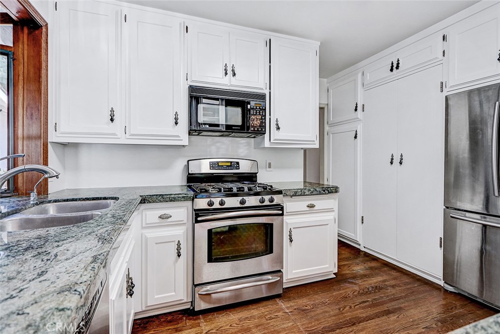1216 3rd Street Manhattan Beach, CA 90266 - Photo 12 of 22