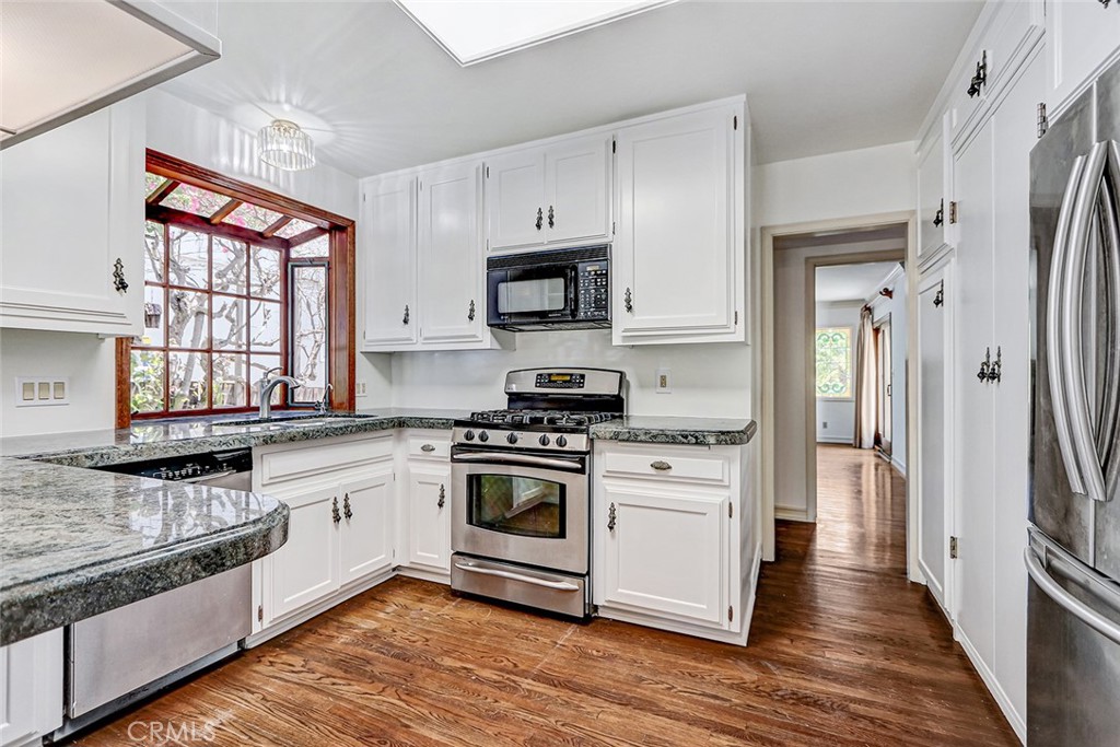 1216 3rd Street Manhattan Beach, CA 90266 - Photo 13 of 22