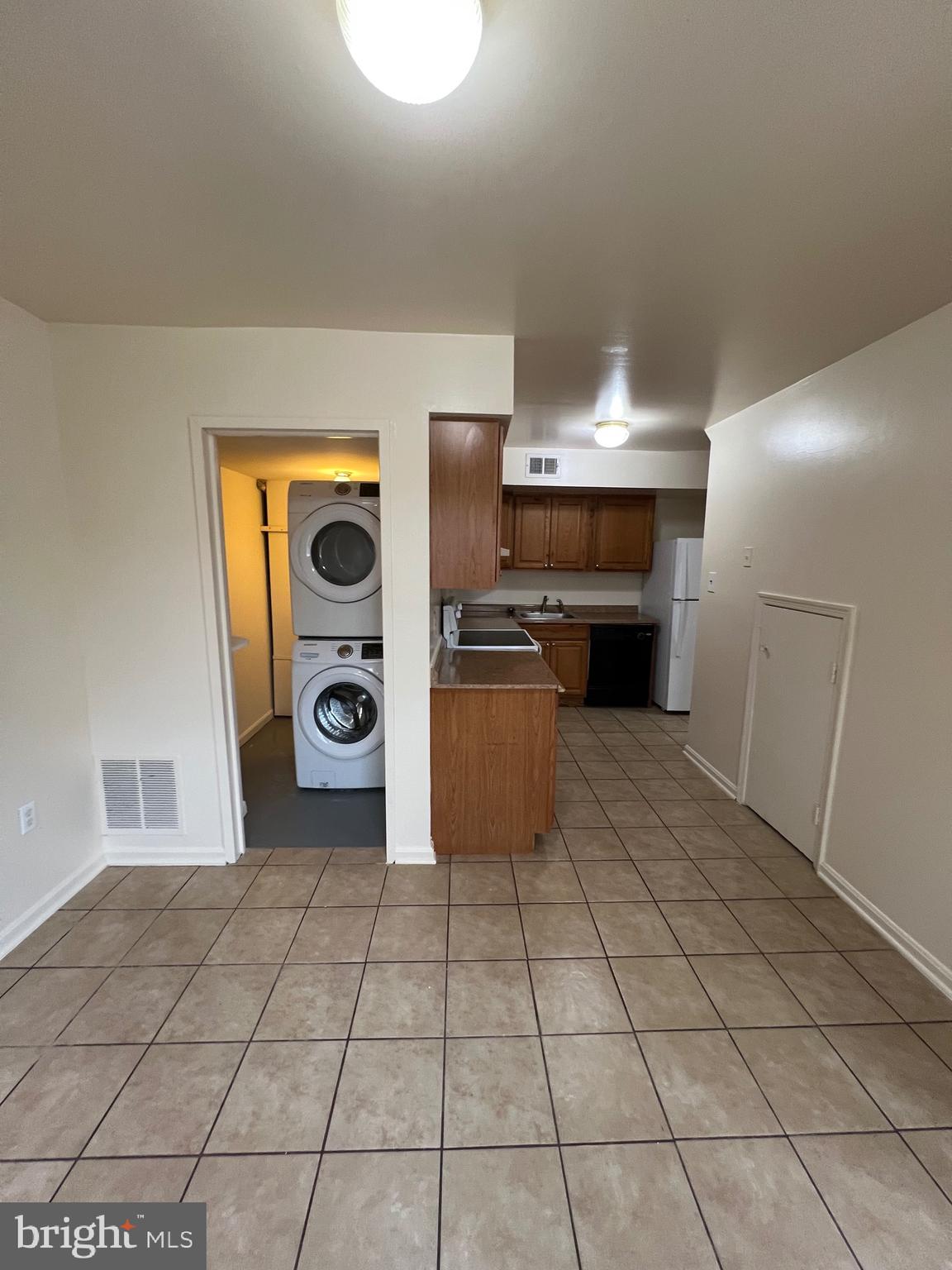 4645 Logsdon Drive Annandale, VA 22003 - Photo 7 of 20 a kitchen with stainless steel appliances a cabinets and a counter top space