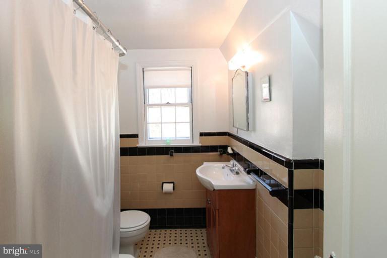 804 Rowen Road Silver Spring, MD 20910 - Photo 3 of 22 a bathroom with a sink toilet and shower