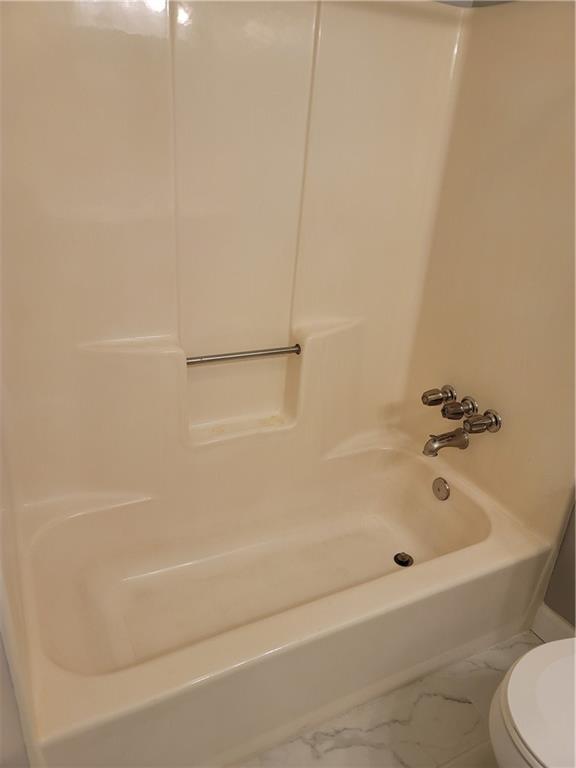 2212 Colonial Circle Gainesville, GA 30501 - Photo 25 of 57 a bathroom with a bathtub