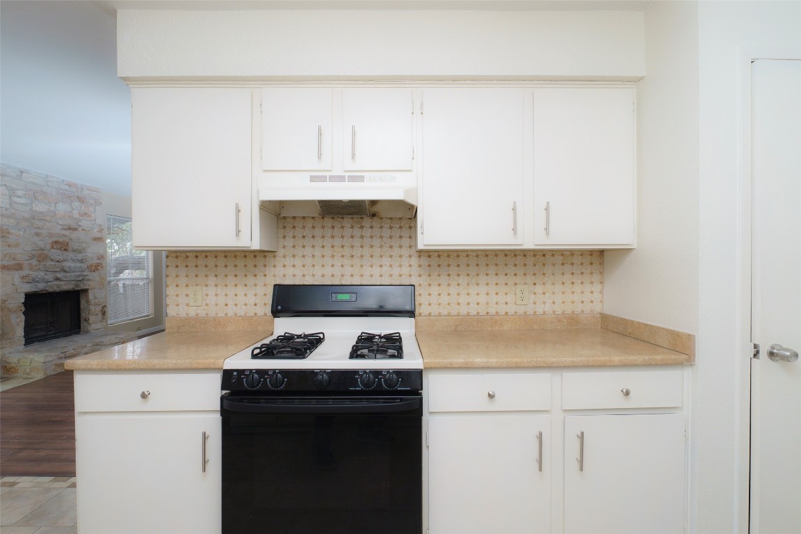 5603 Porsche Lane Austin, TX 78749 - Photo 4 of 25 a kitchen with a stove and cabinets