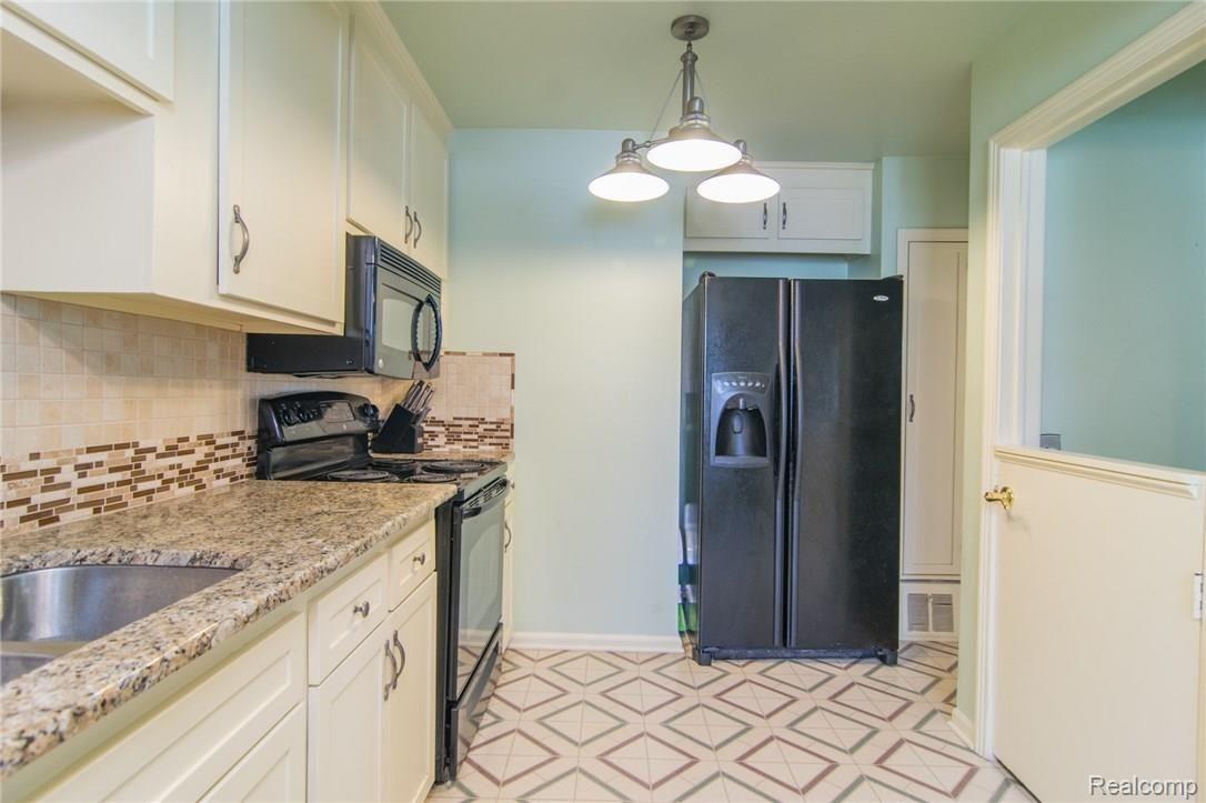 1340 Hampton Road Mount Clemens, MI 48043 - Photo 9 of 39 DSC_1027.jpg