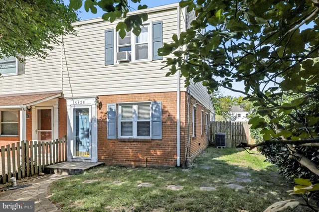 a view of front of a house with a yard