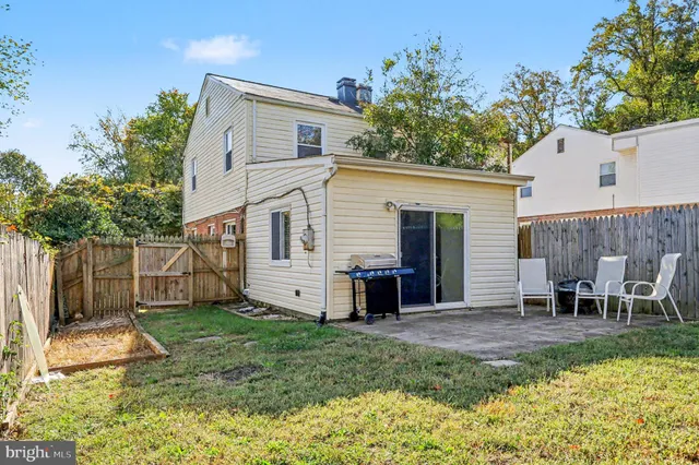 a view of a house with backyard and a tree