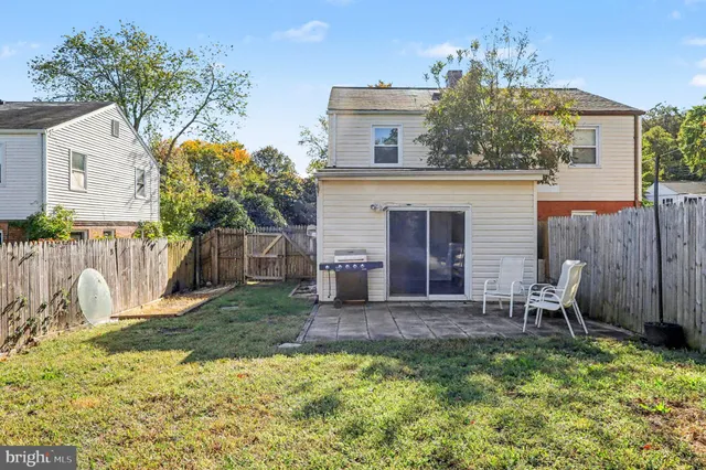 a view of a house with backyard and a tree