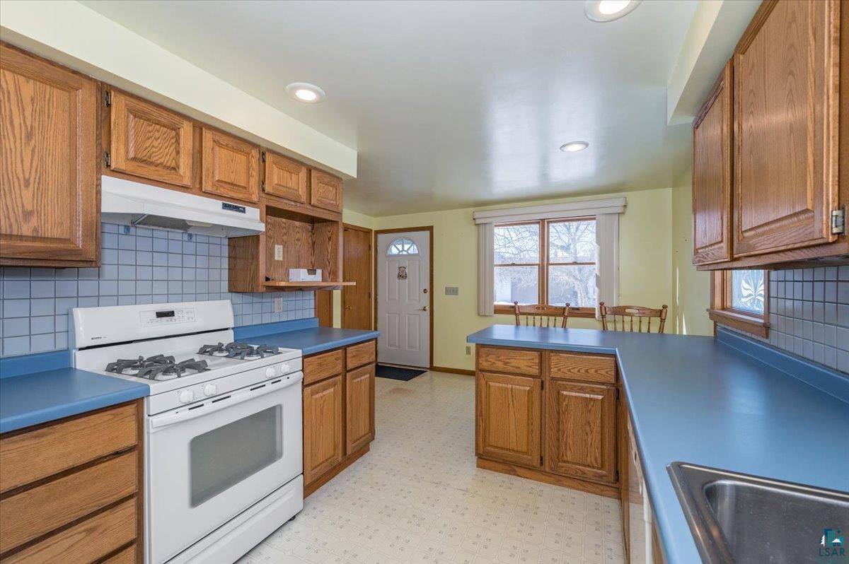 818 Lincoln Street Superior, WI 54880 - Photo 2 of 24