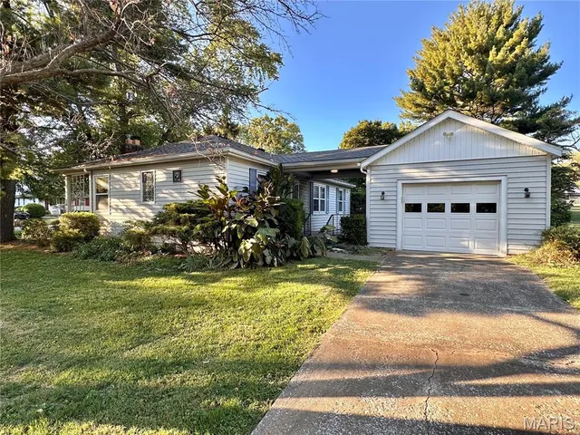 $130,000 | 2 Bluff Drive, Belleville, IL 62223