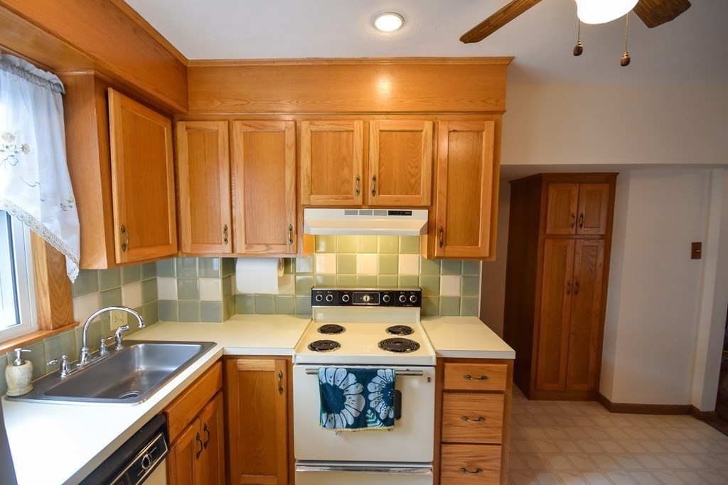 115 Edendale Street Springfield, MA 01104 - Photo 6 of 31