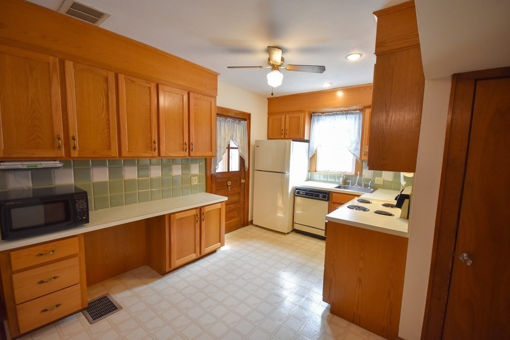 115 Edendale Street Springfield, MA 01104 - Photo 9 of 31
