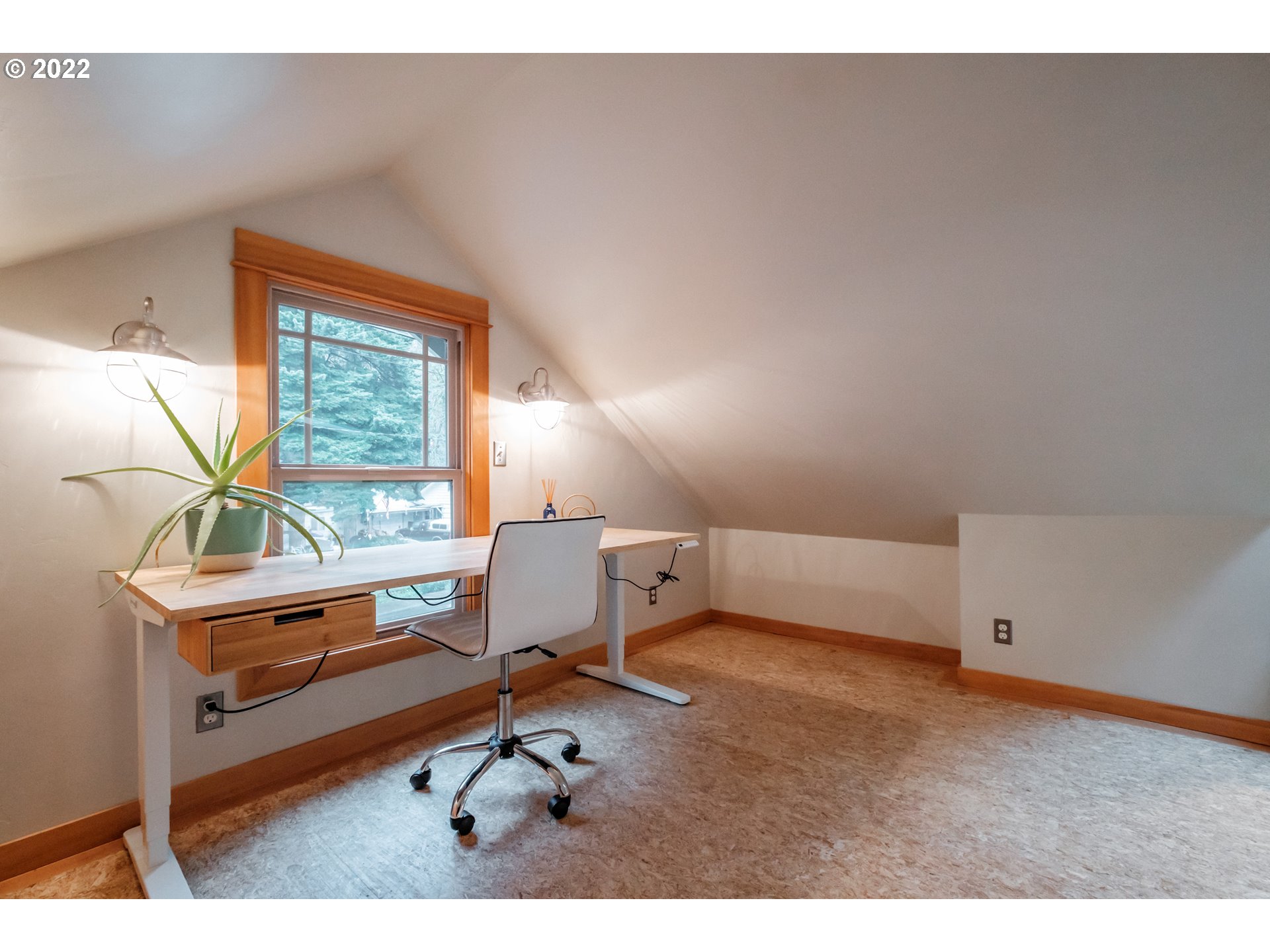 240 West F Street Springfield, OR 97477 - Photo 20 of 32 a room with a desk and a workspace