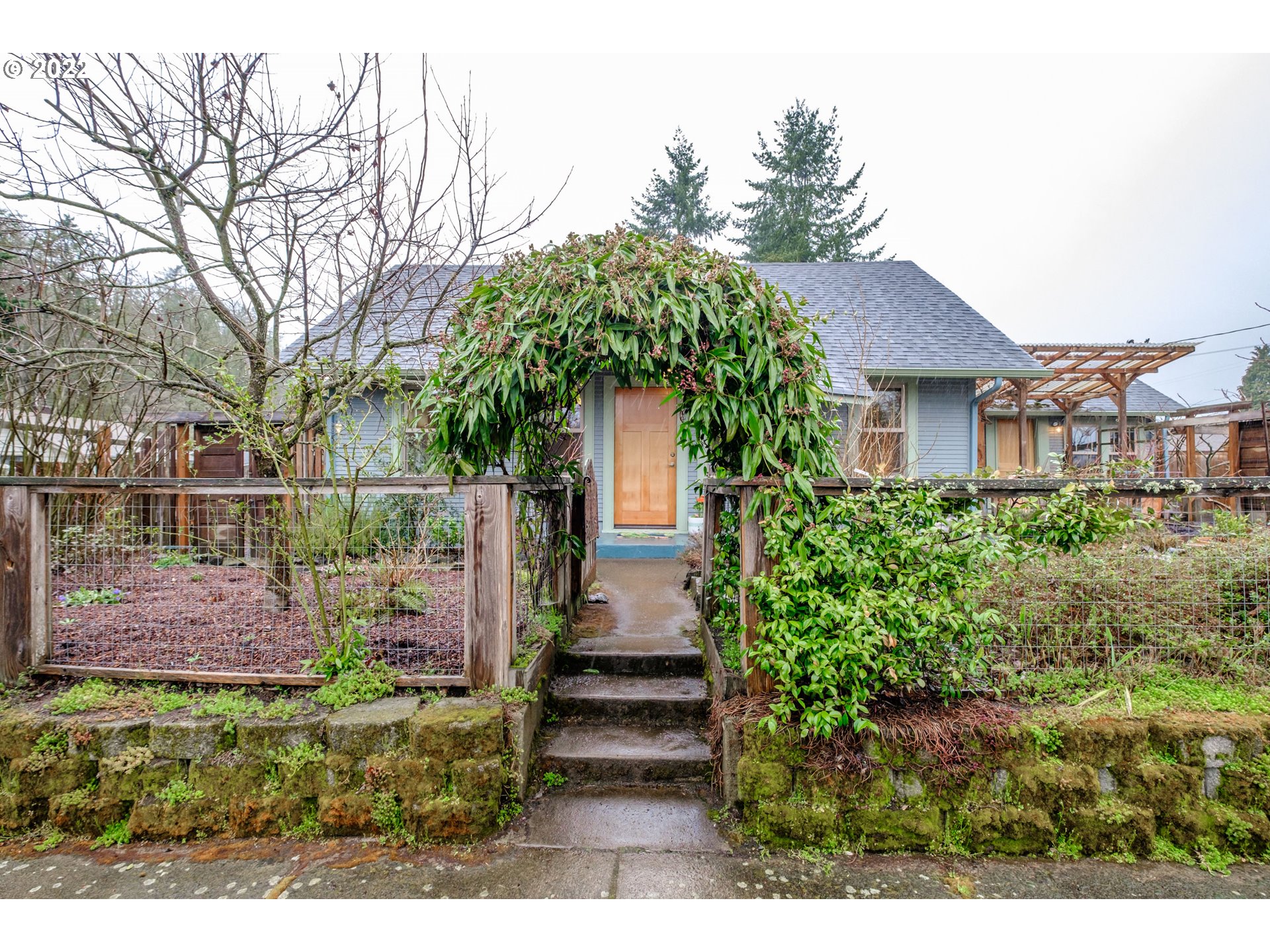 240 West F Street Springfield, OR 97477 - Photo 25 of 32 a front view of a house with garden