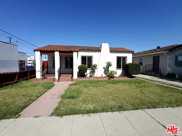 a view of a yard in front of house