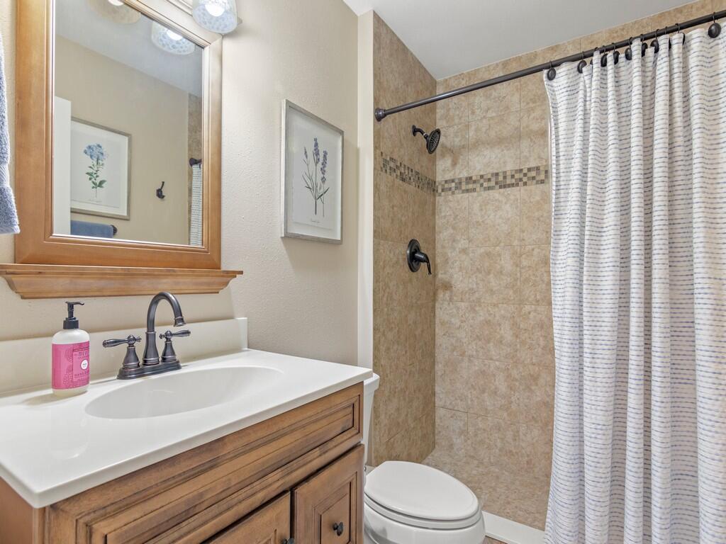 532 Southeast Cliff Road Port St. Lucie, FL 34984 - Photo 25 of 43 guest bath