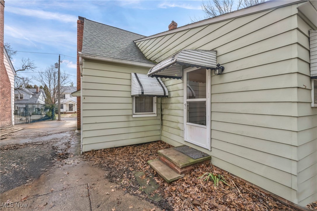 1518 Wilmar Road Cleveland, OH 44121 - Photo 4 of 34