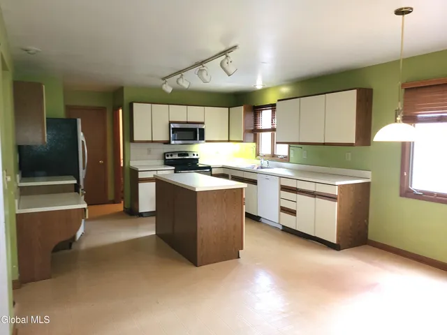 $425,000 | 2 Shadowbrook Drive, Clifton Park, NY 12065