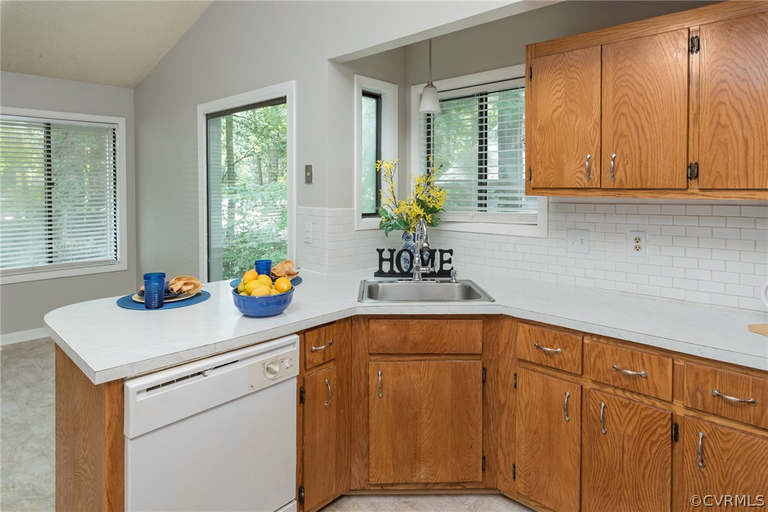 3114 Spreading Oak Road Midlothian, VA 23112 - Photo 7 of 28 Kitchen, 10'x 9'8", Stove, Microwave, Dishwasher,