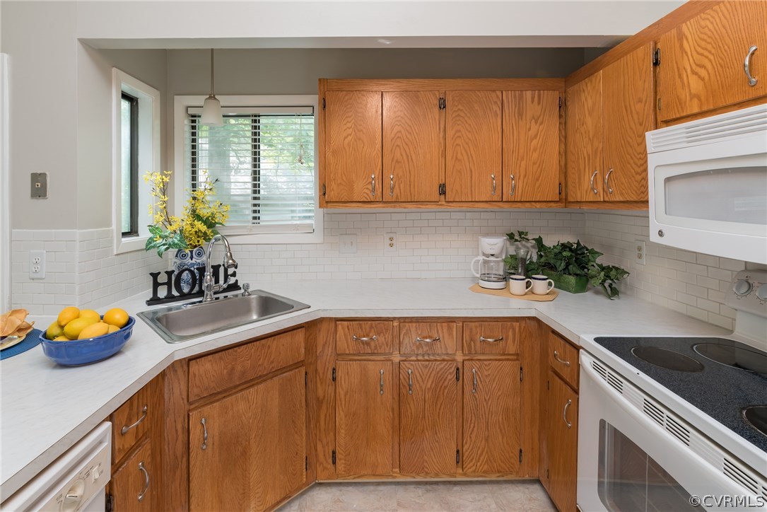 3114 Spreading Oak Road Midlothian, VA 23112 - Photo 8 of 28 Kitchen, 10'x 9'8", Stove, Microwave, Dishwasher,