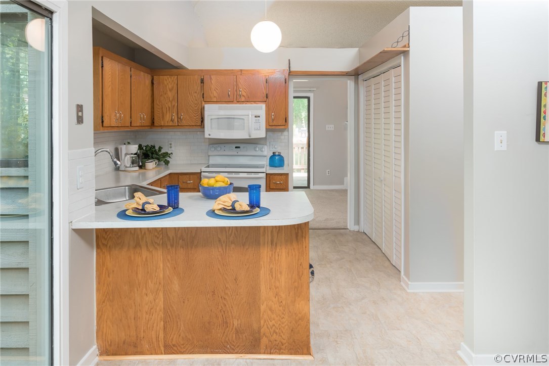 3114 Spreading Oak Road Midlothian, VA 23112 - Photo 9 of 28 Kitchen, 10'x 9'8", Stove, Microwave, Dishwasher,