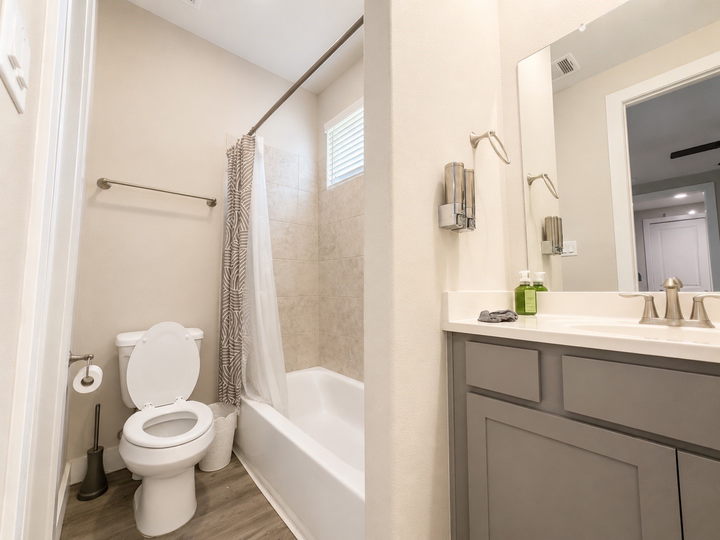 731 Janisch Road Houston, TX 77018 - Photo 7 of 19 Jack & Jill bathroom on the first floor