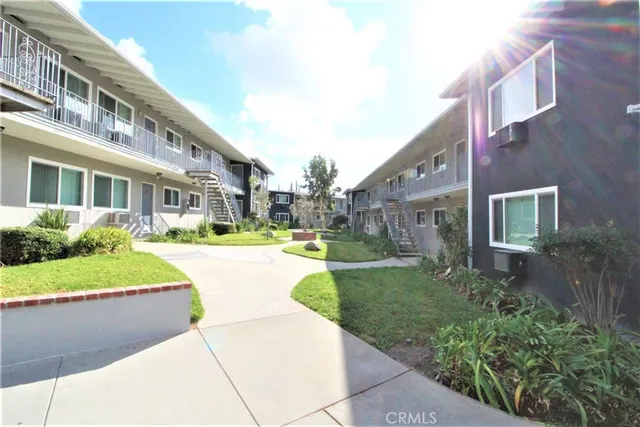 $2,000 | 3123 Foothill Boulevard, Unit 8, La Crescenta, CA 91214