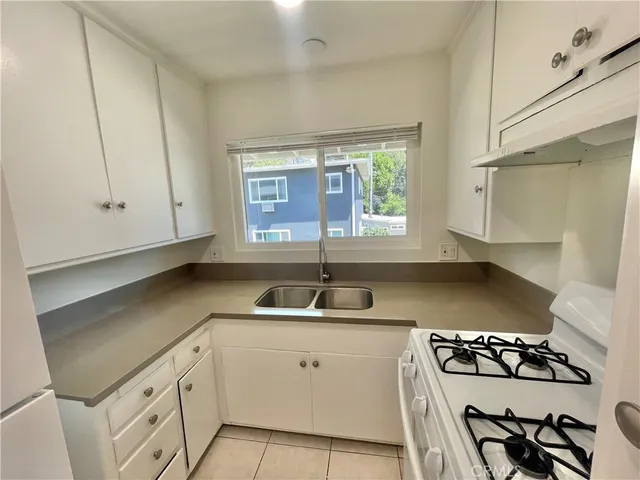 $2,000 | 3123 Foothill Boulevard, Unit 8, La Crescenta, CA 91214