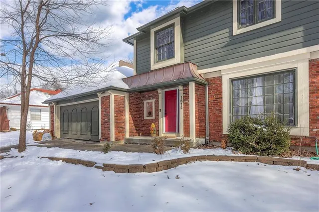$385,000 | 1512 East Sunvale Drive, Olathe, KS 66062