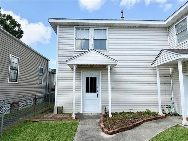 $1,300 | 700 Derbigny Street, Gretna, LA 70053