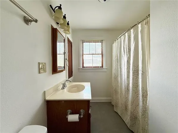 $1,300 | 700 Derbigny Street, Gretna, LA 70053
