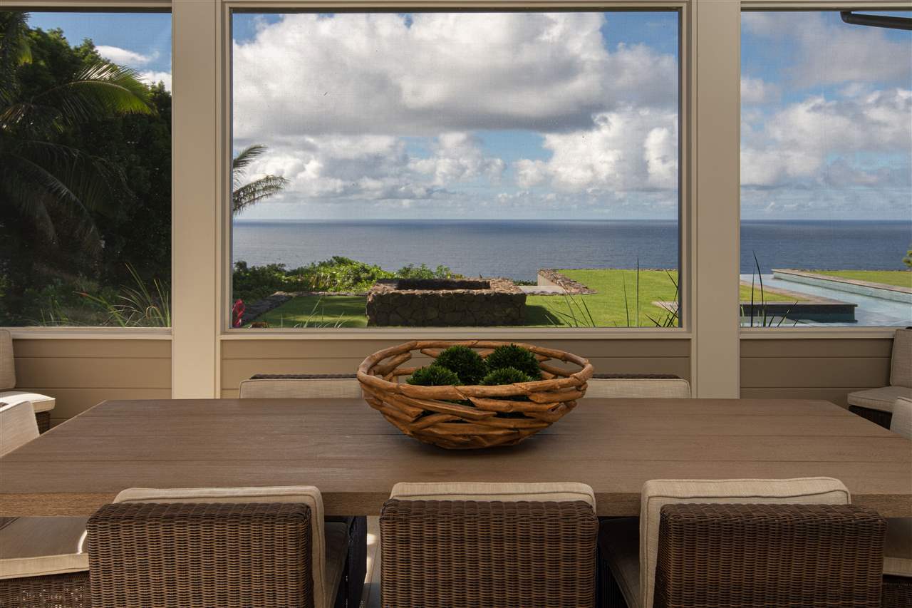 40 Hale Pili Way, Unit 15 Haiku, HI 96708 - Photo 13 of 27 a room with a table and a potted plant