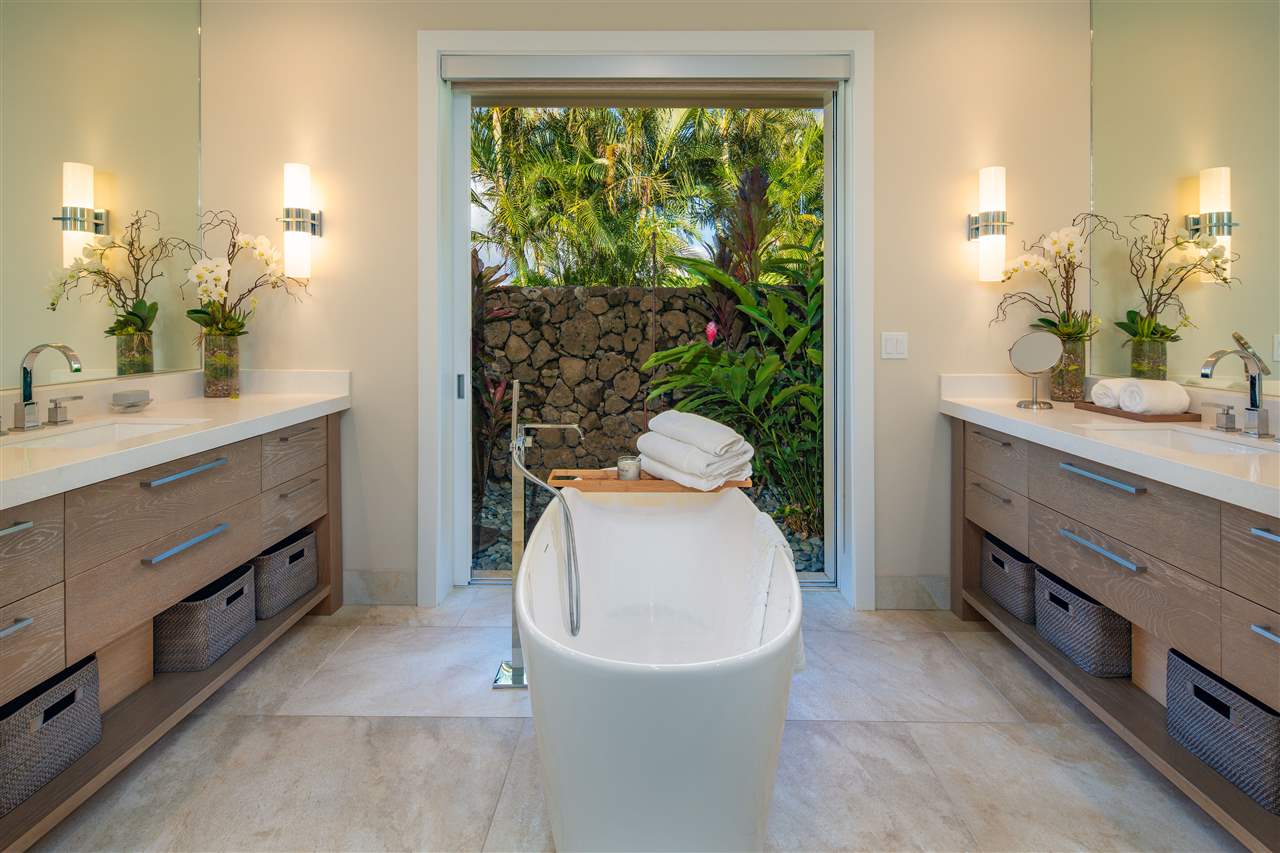 40 Hale Pili Way, Unit 15 Haiku, HI 96708 - Photo 16 of 27 a bathroom with a sink and a mirror